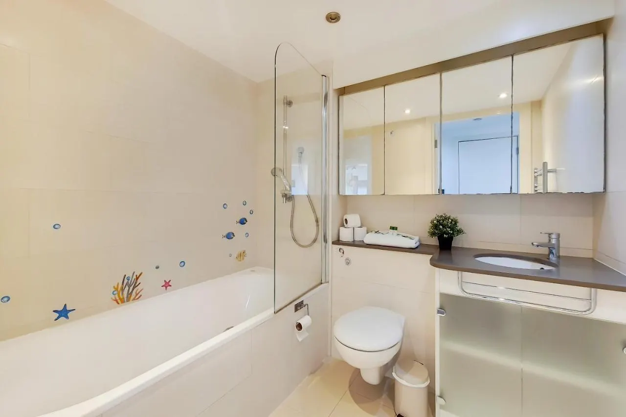 Free Parking - Two Bed Apartment By London Docklands
