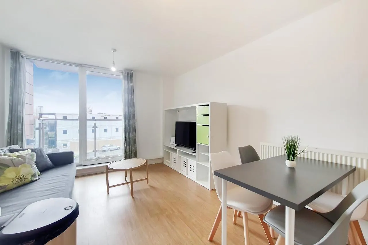Free Parking - Two Bed Apartment By London Docklands location