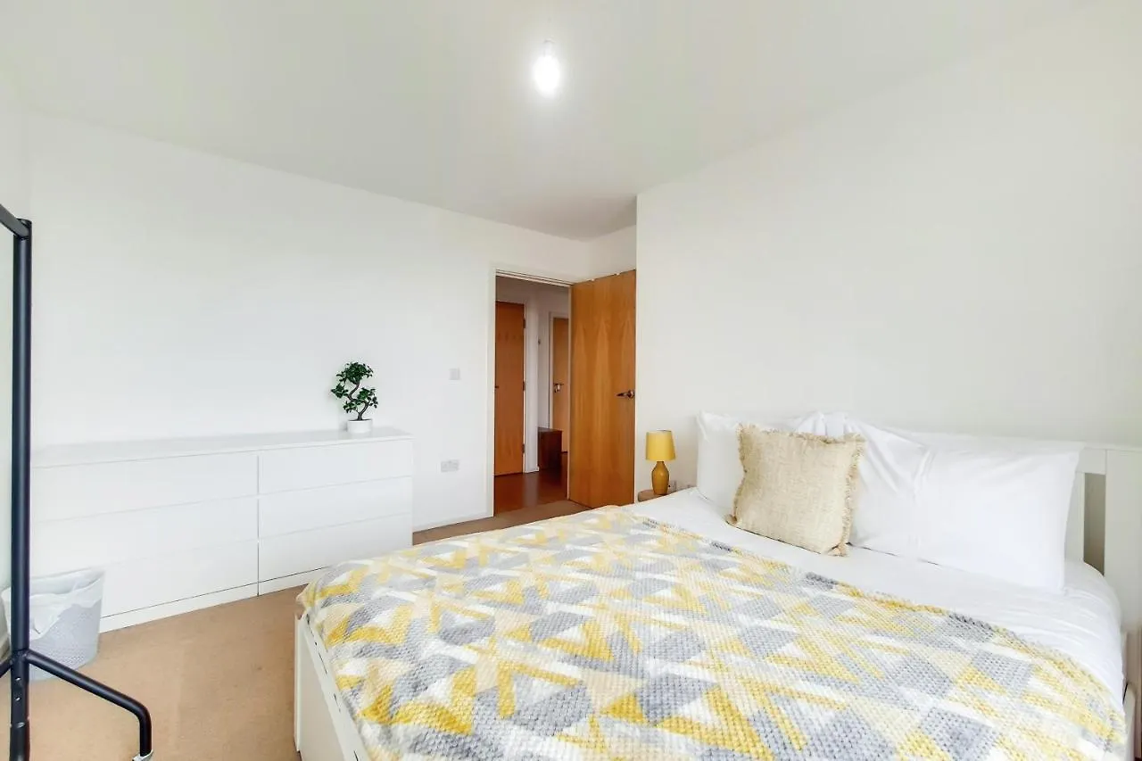 Free Parking - Two Bed Apartment By London Docklands