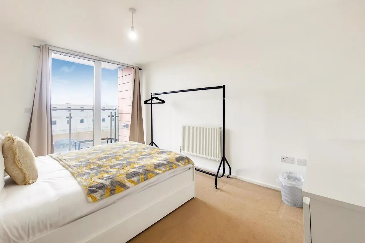 Free Parking - Two Bed Apartment By London Docklands