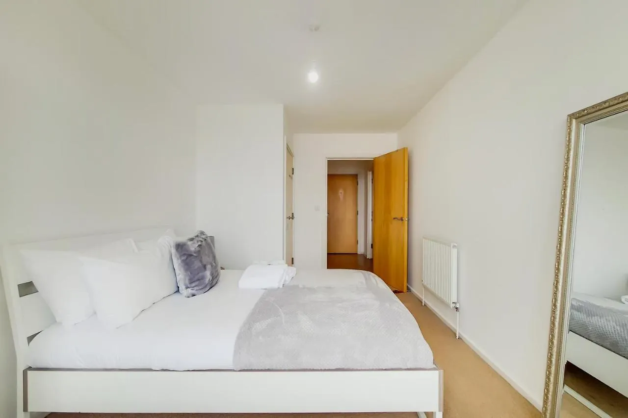 Free Parking - Two Bed Apartment By London Docklands