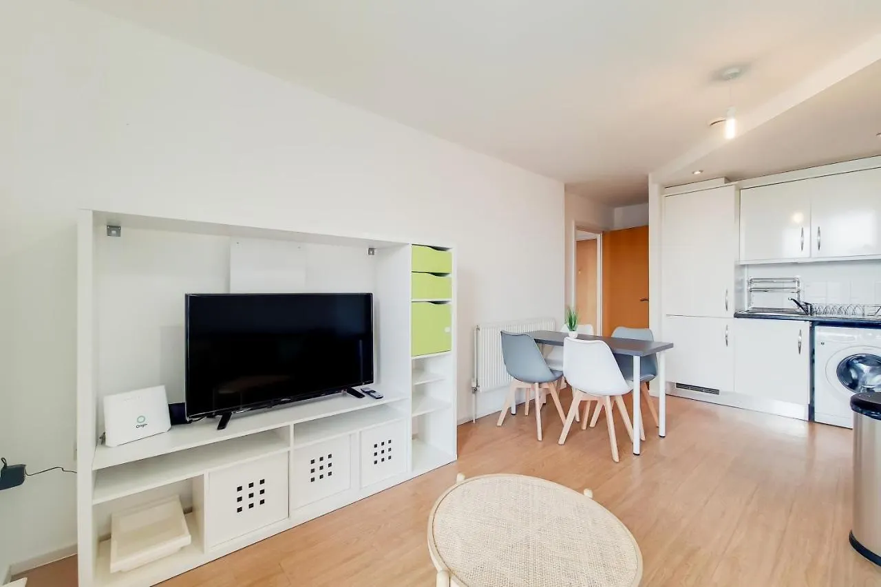 Free Parking - Two Bed Apartment By London Docklands